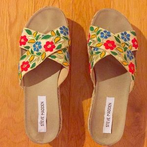 Steve Madden Gold/Flowers Flatform  Sandal Sz 9